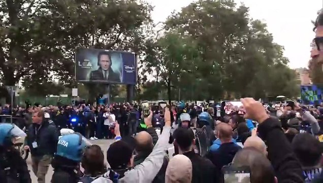 Inter-Roma, gli insulti dei tifosi interisti a Lukaku all'arrivo del pullman giallorosso
