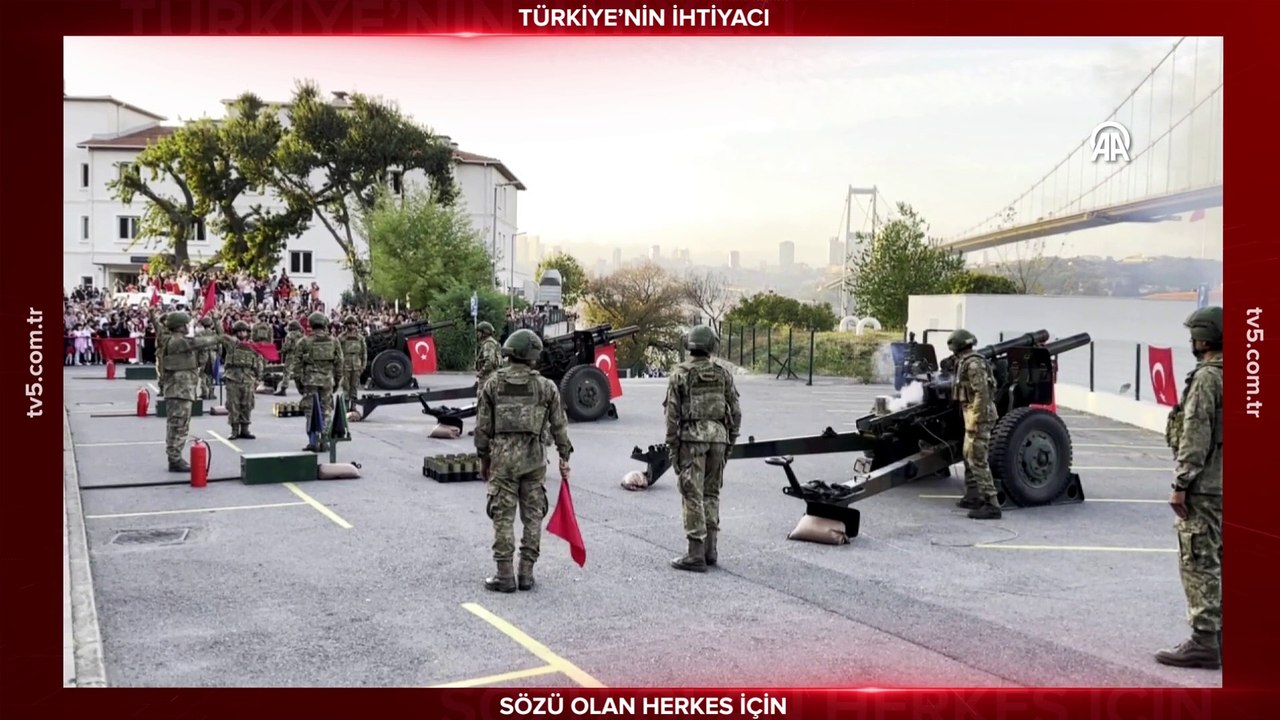 İstanbul Boğazı'nda 101 pare top atışı yapıldı