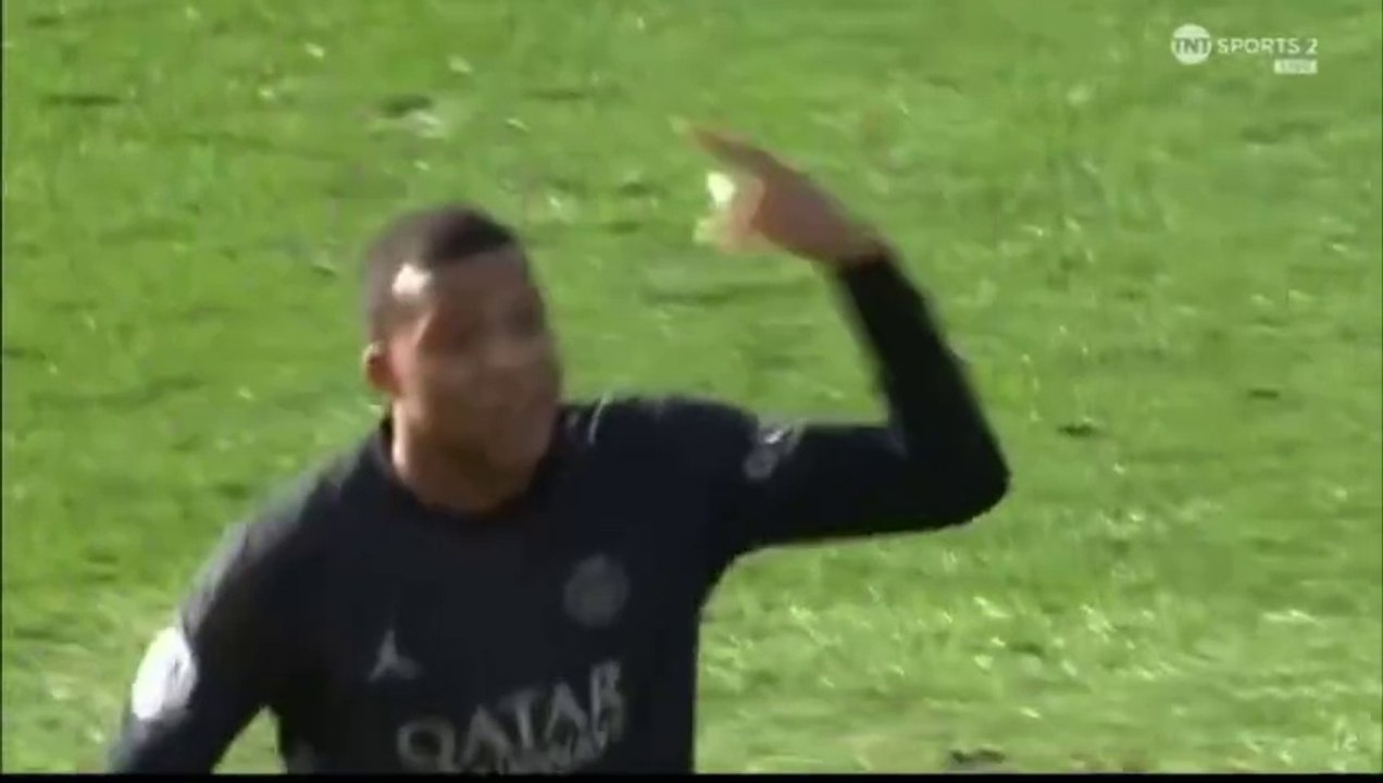 PSG - Brest: Kylian Mbappé chambre les supporters de Brest qui le sifflent