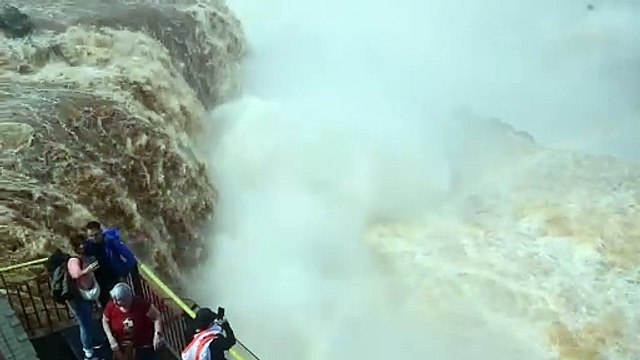Vazão 10 vezes maior que o normal fecha passarela das Cataratas do Iguaçu