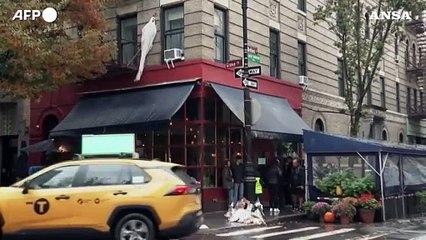 Fan a lutto per Matthew Perry, fiori e bigliettini davanti alla casa di "Friends"