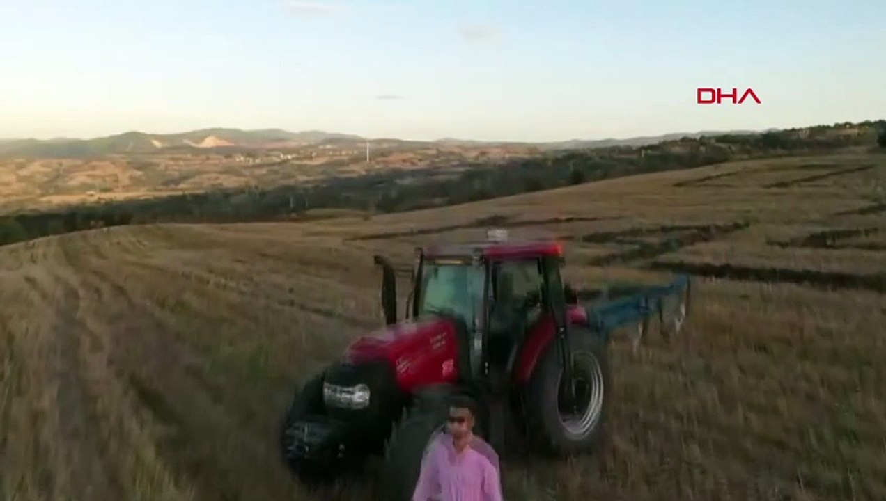Un agriculteur écrit « La République a 100 ans » sur son champ