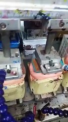 Des yeux gravés sur des poupées à l'usine