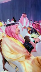 أمير الرياض يُعرب عن سعادته عند رؤيته أحد أبناء "إنسان" المتزوجين مع طفلته
