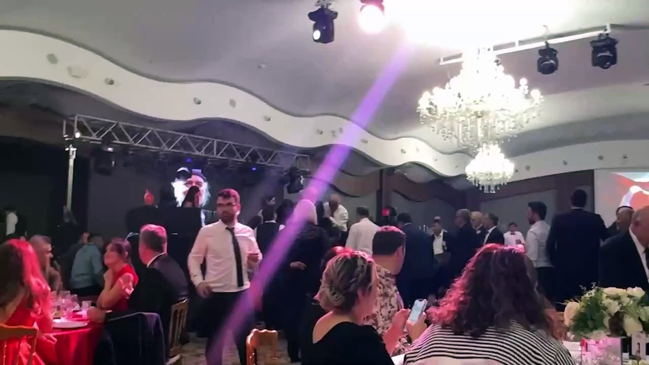 Fuat Saka sahnede fenalaştı, hastaneye kaldırıldı