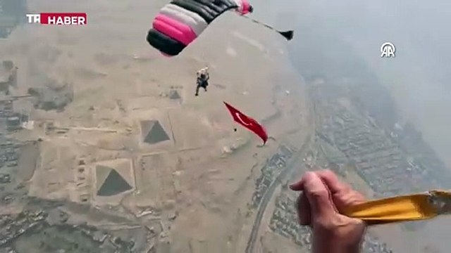 Cumhuriyet'in 100. yılında Mısır Piramitleri üzerinde Türk bayrağı dalgalandı