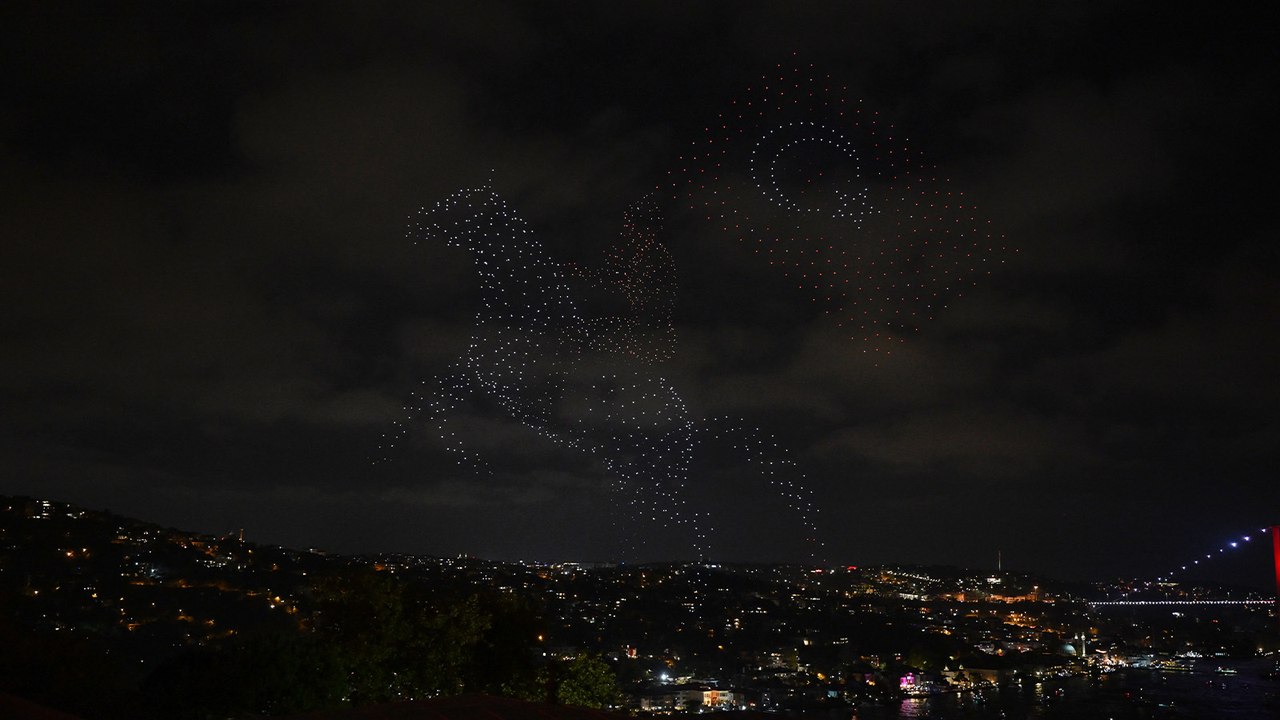 Cumhuriyet'in 100. yılı etkinlikleri kapsamında 15 Temmuz Şehitler Köprüsü'nde dron, havai fişek ve ışık gösterileri