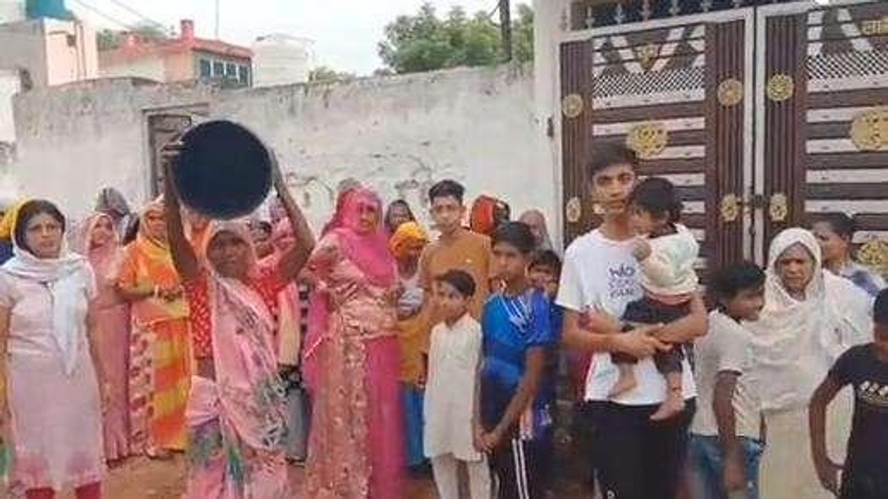 अलवर: पानी पर राजनीति, जलदाय विभाग ने काटे 150...