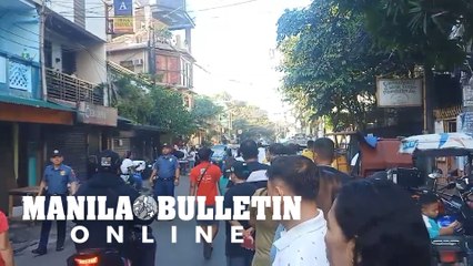 PNP personnel make rounds as voters queue outside school in Tondo, Manila