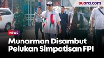 Resmi Bebas, Munarman Disambut Pelukan Hangat Simpatisan FPI