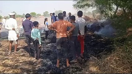 खेत में आग लगने से 10 ट्रॉली जलकर राख