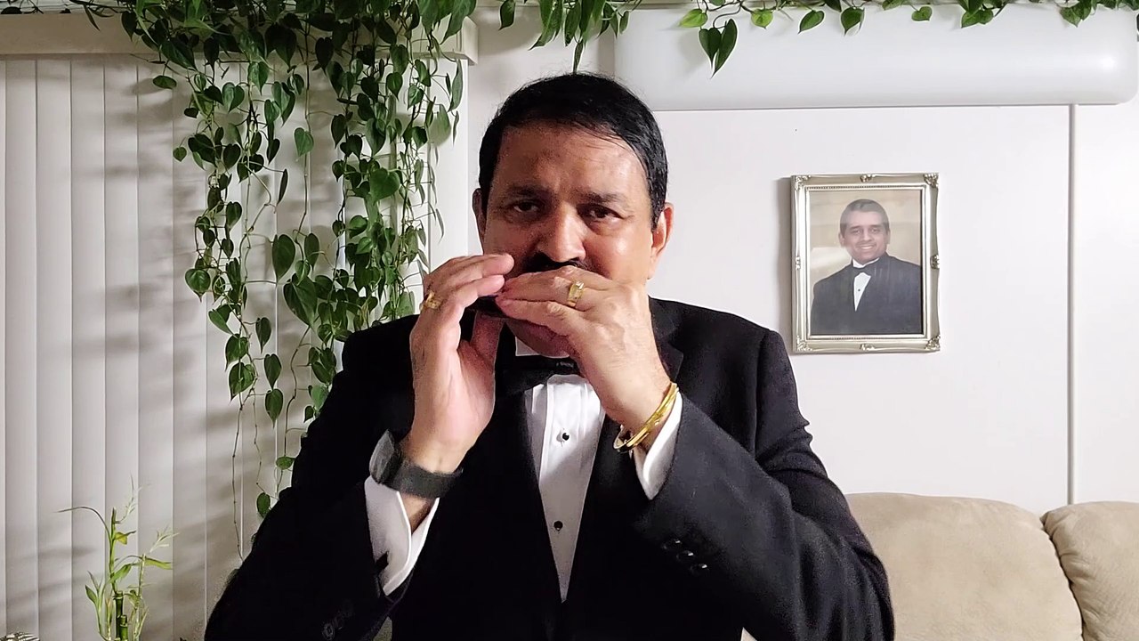 Chalo Ek Baar Phir Se - Film Gumrah 1963 on Harmonica Live Performance by Mukund Kamdar