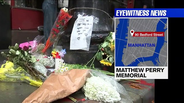 Disparition de Matthew Perry - Regardez les fans de la série Friends qui affluent au coin de deux rues du West Village à New York, devant l'immeuble de la série Friends , pour rendre hommage à l'acteur
