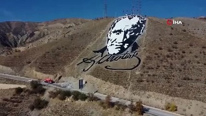 3 bin askerle 41 yıl önce yapılan dev Atatürk portresi yenilendi