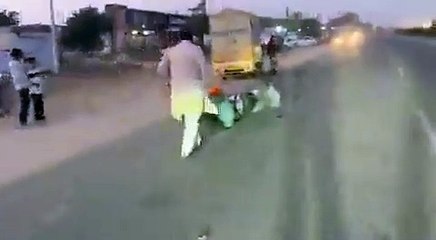 प्रचार के बीच सड़क हादसा, नेताजी की दिखी संवेदनशीलता