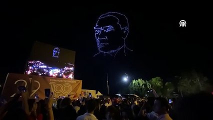 Cumhuriyet'in 100. yılı dolayısıyla 500 dronla ışık gösterisi yapıldı, o anlar büyüledi!