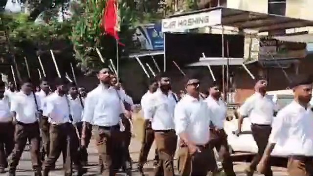 स्वयंसेवकों ने शस्त्र पूजन कर निकाला पथ संचलन
