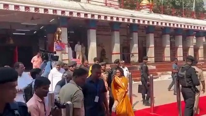 सीएम योगी आदित्यनाथ पहुंचे विंध्याचल मंदिर