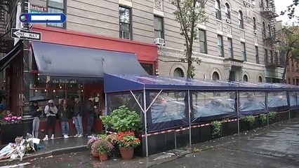 Morte Matthew Perry i fan affollano New York e lo omaggiano con fiori davanti la casa di Friends