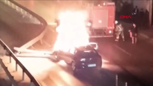 Kaza sonrası yanan otomobili bırakıp kaçtılar