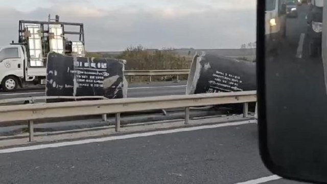 TEM Otoyolu'nda beton boru taşıyan TIR kaza yaptı facia ucuz atlatıldı