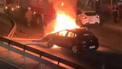 Avcılar'da kaza sonrası yanan otomobili bırakıp kaçtılar