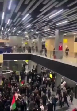 Cientos de personas irrumpen en el aeropuerto de Majachkalá para linchar a los pasajeros judíos de un vuelo procedente de Tel Aviv