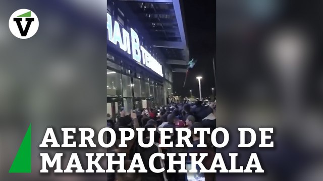 Una multitud propalestina irrumpe por la fuerza en un aeropuerto ruso en busca de viajeros israelíes
