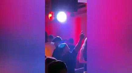 Ünlü şarkıcı eşini aldattı mı ? Dudak dudağa görüntüler olay oldu