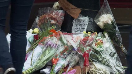 A New York, les fans ont rendu hommage à "Chandler" devant l'immeuble de "Friends"