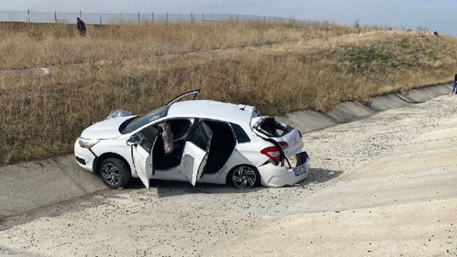 Lastik değiştirirken araç çarptı: 2 ölü