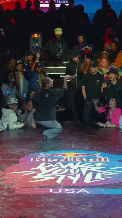 Daisy VMZ - Caption These Crowd Reactions