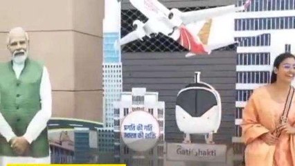 काशी में विश्वनाथ घाम के इस गेट पर बना &#039;सेल्फी प्वाइंट&#039;... लोगो खिंचवा रहे फोटो