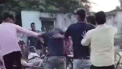 सब्जी लेने गए युवक की बेरहमी से पिटाई,देखें घटना का लाइव वीडियो