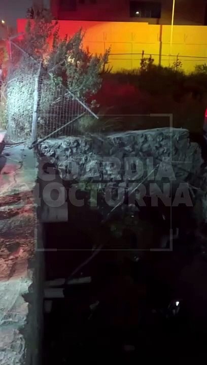 #Preliminar Un aparatoso accidente sobre calles de la colonia Royal Country de Zapopan, terminó con un automóvil volcado dentro de un terreno baldío #GuardiaNocturna