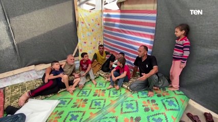 تشريد وخوف وجوع وكل عيلة عايشة في مترين.. شاهد مأساة الفلسطينيين في مخيم خان يونس