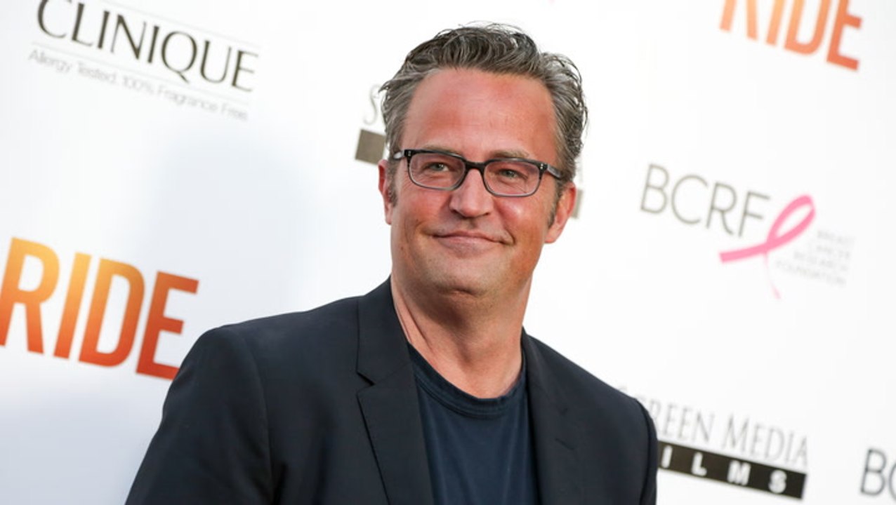 Matthew Perry says he was 'only' Friends cast member who wanted to be in  show's writers room - video Dailymotion