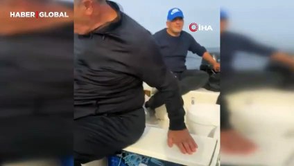 Denize açıldıkları 'martı' ile tuttukları balıkları paylaştılar