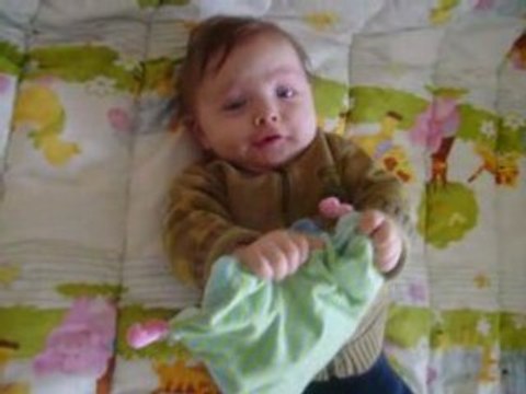 kylian se retourne - khiara boit son biberon