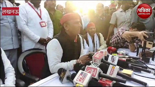 अखिलेश यादव की साइकिल यात्रा: एक तरफ मौत तो दूसरी तरफ अखिलेश ने दी बधाई
