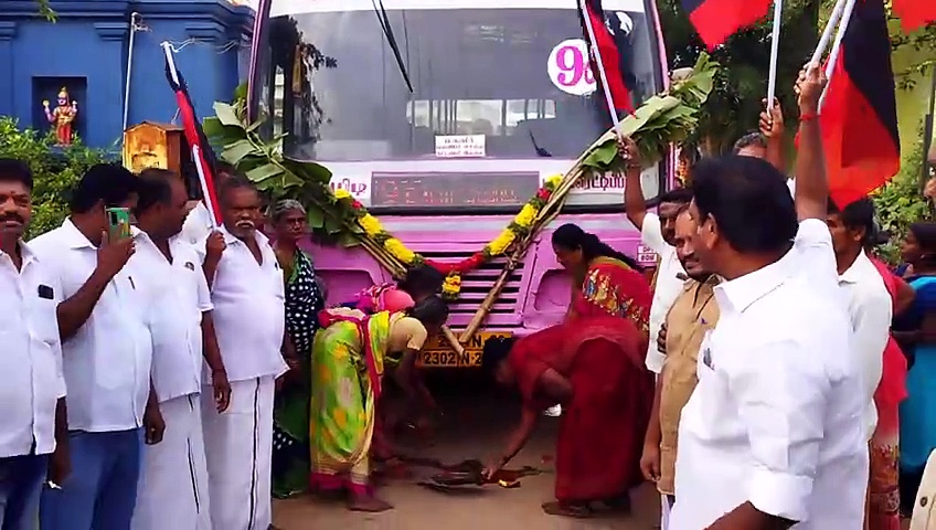 முதல் முறையாக கிராமத்திற்கு வந்த அரசுப் பேருந்து; பட்டாசு வெடித்து கொண்டாடிய மலைவாழ் மக்கள்