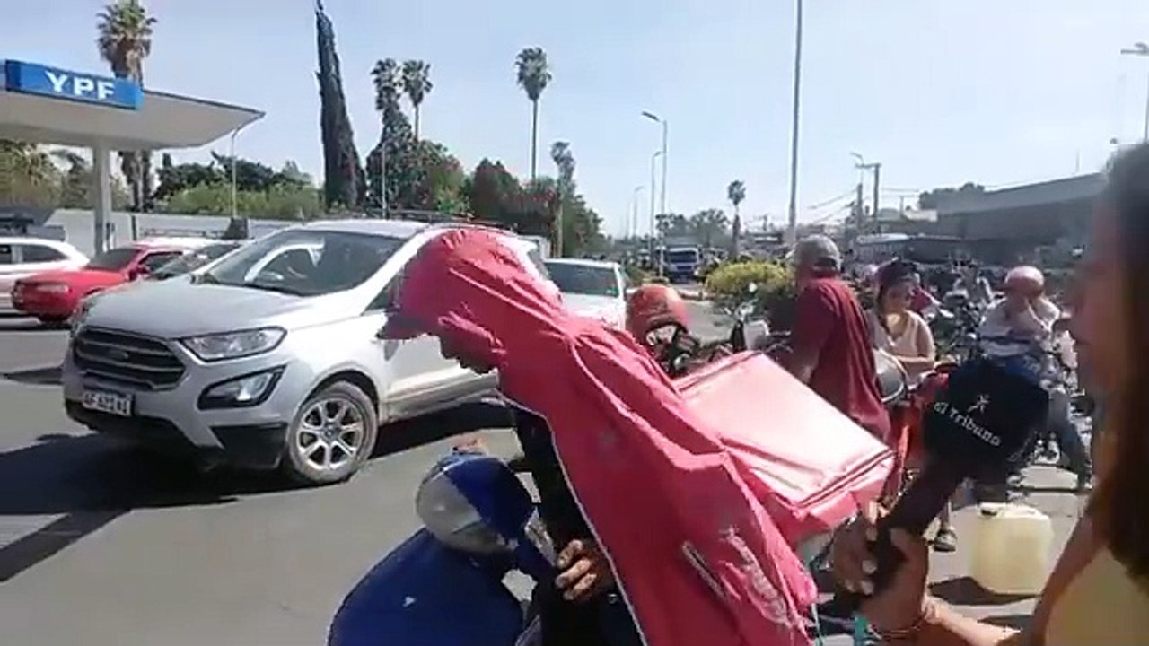 Largas filas y diferencia de precios en los combustibles