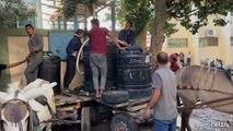 Gaza, la coda dei carri con gli asini davanti ai serbatoi d'acqua
