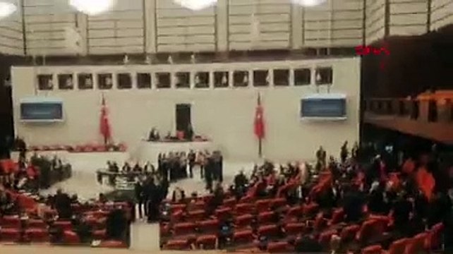 Meclis'te alkışlı protesto! Konuşmasına izin vermediler