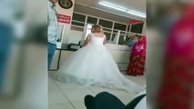 La mariée s'est rendue chez le notaire dans sa robe de mariée avant le mariage