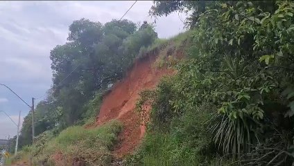 Pista de acesso à BR-277 é bloqueada parcialmente após deslizamento de terra no Mossunguê