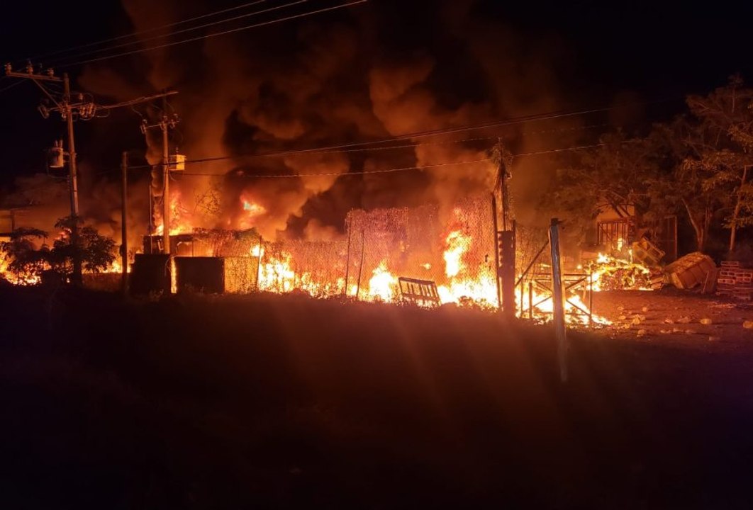 Encapuchados le prenden fuego a recicladora en Ixtapa