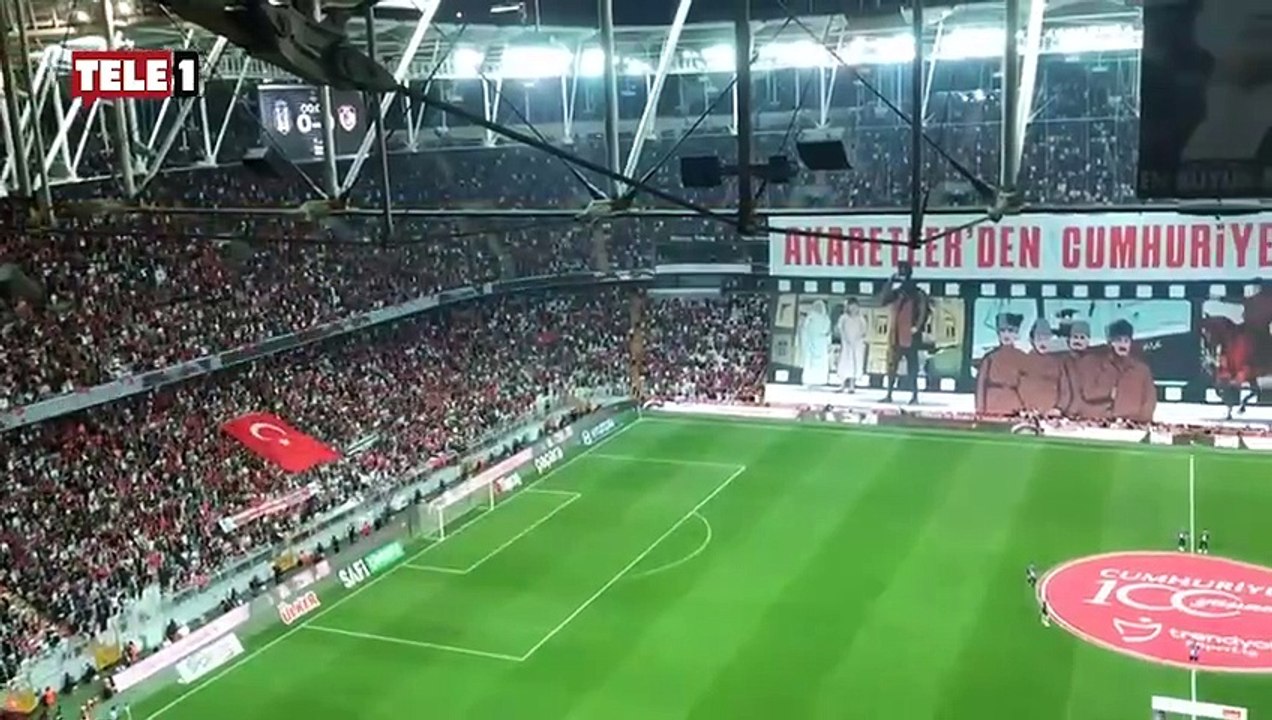 Beşiktaş tribünlerinde 'Cumhuriyet' coşkusu! "Yaşa Mustafa Kemal Paşa Yaşa"