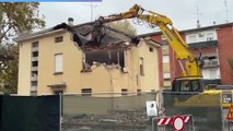 Demolita l'ex biblioteca comunale: il video delle ruspe  in azione