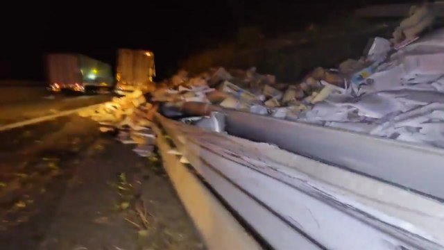 경부고속도로 달리던 화물차가 가드레일 충돌...운전자 부상 / YTN